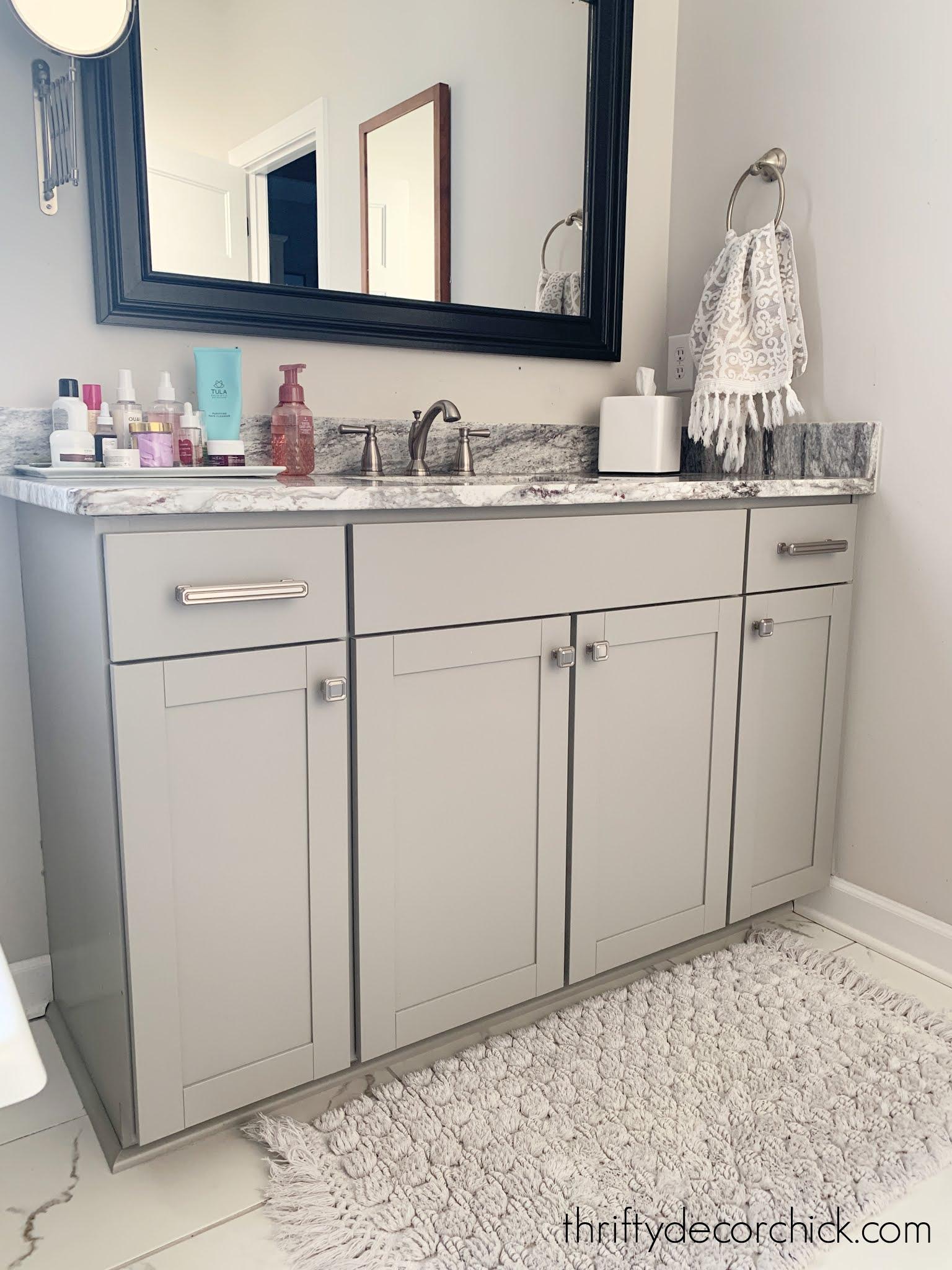 Utilize under-sink cabinets‌ to ⁣hide clutter ​in narrow ⁣bathroom