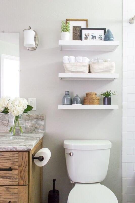 Utilize over-the-toilet storage for extra ⁢room in‌ small bathroom