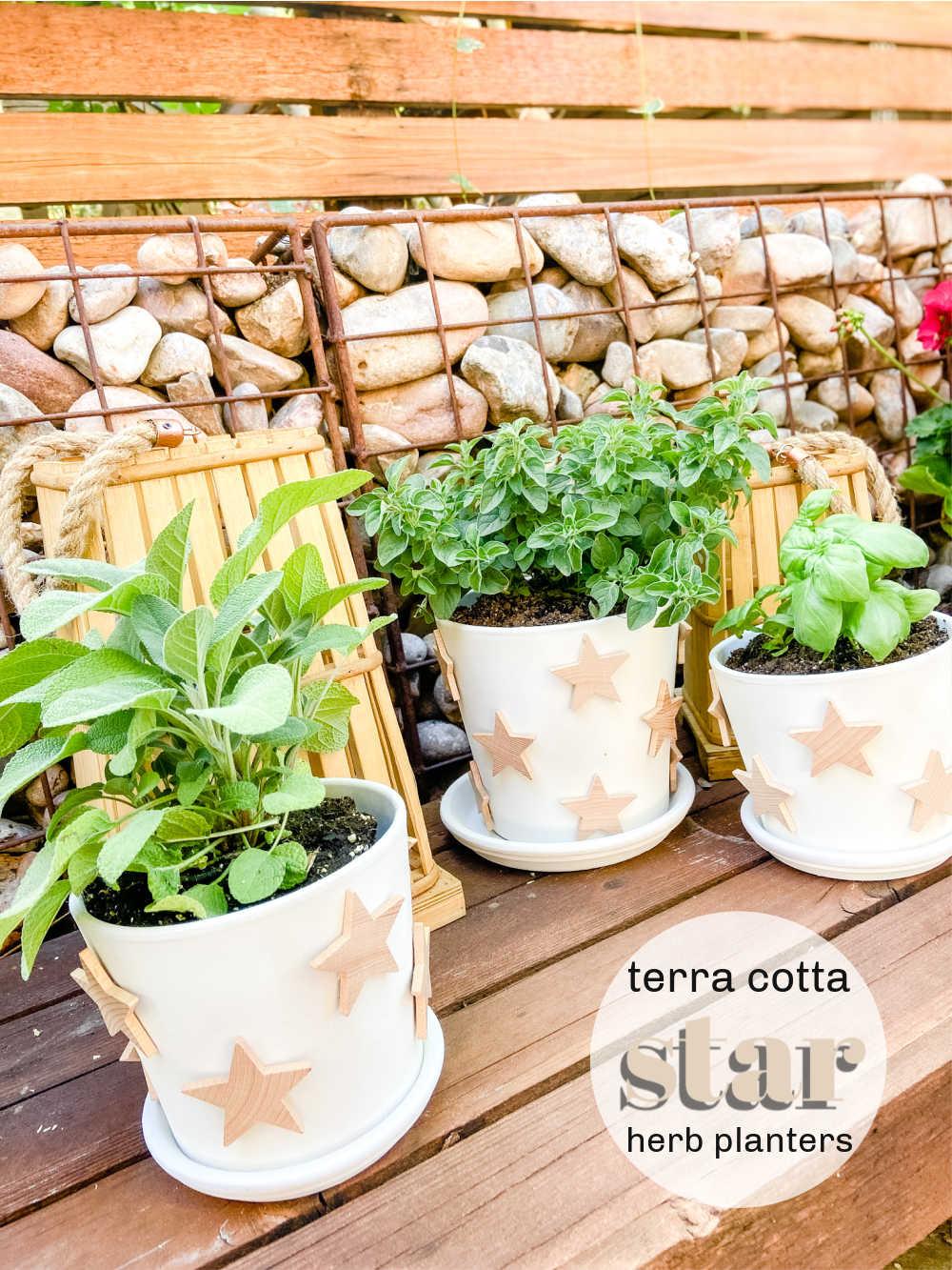 Fresh herbs in terracotta pots brighten your farmhouse ⁤kitchen