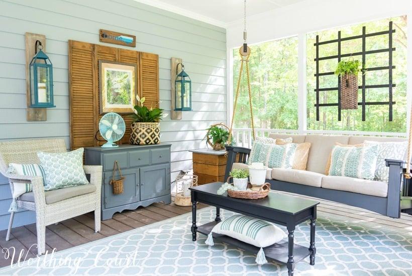 Add⁣ artistic⁣ touches using wall art or decorative‌ elements on ⁤your screened‍ porch