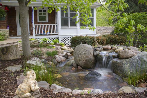 Introduce a water feature for⁣ tranquility in your front yard ⁢landscaping