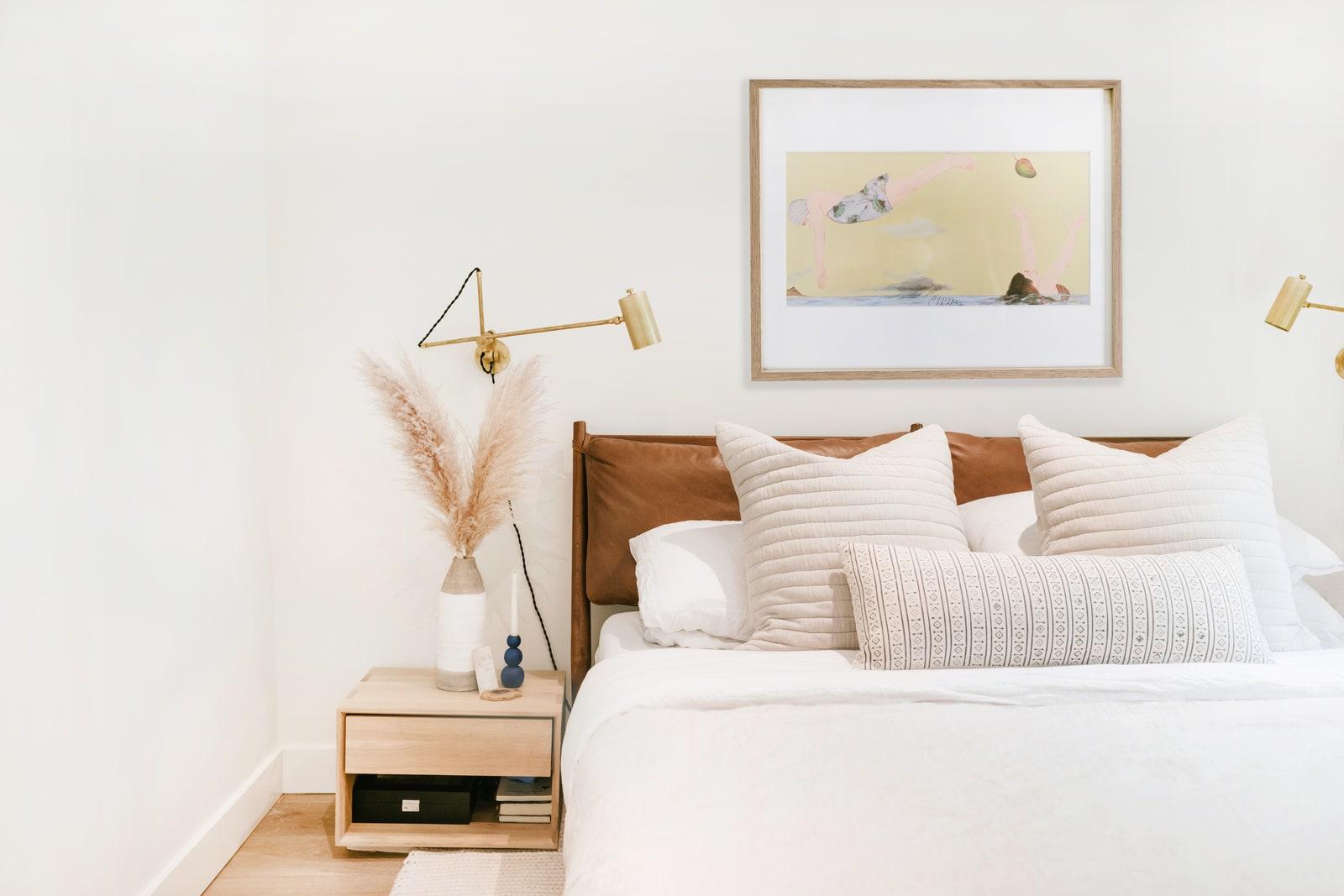 Soft, neutral colors create​ a calming Minimalist Bedroom‍ atmosphere