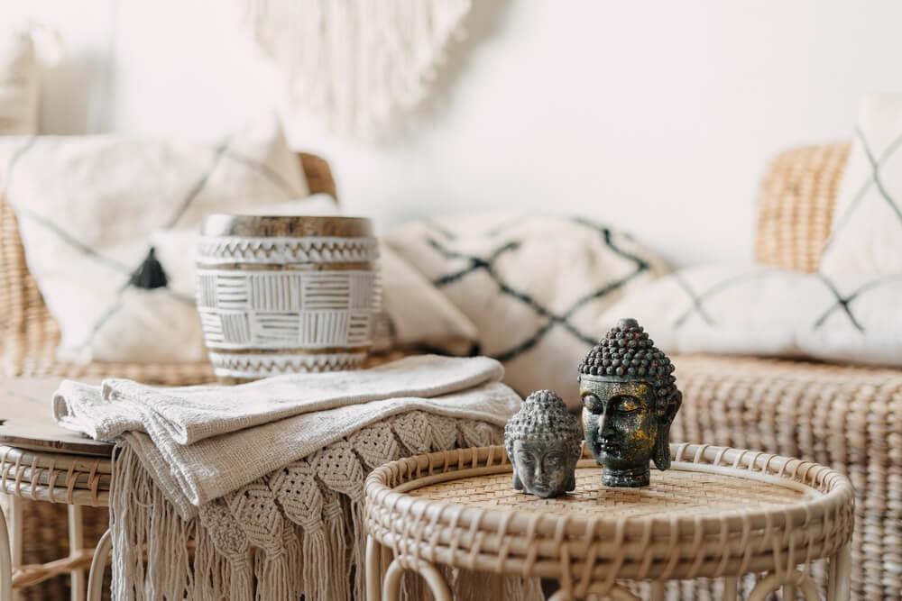 Personalize your Earthy Living‌ Room ​with meaningful travel souvenirs and mementos