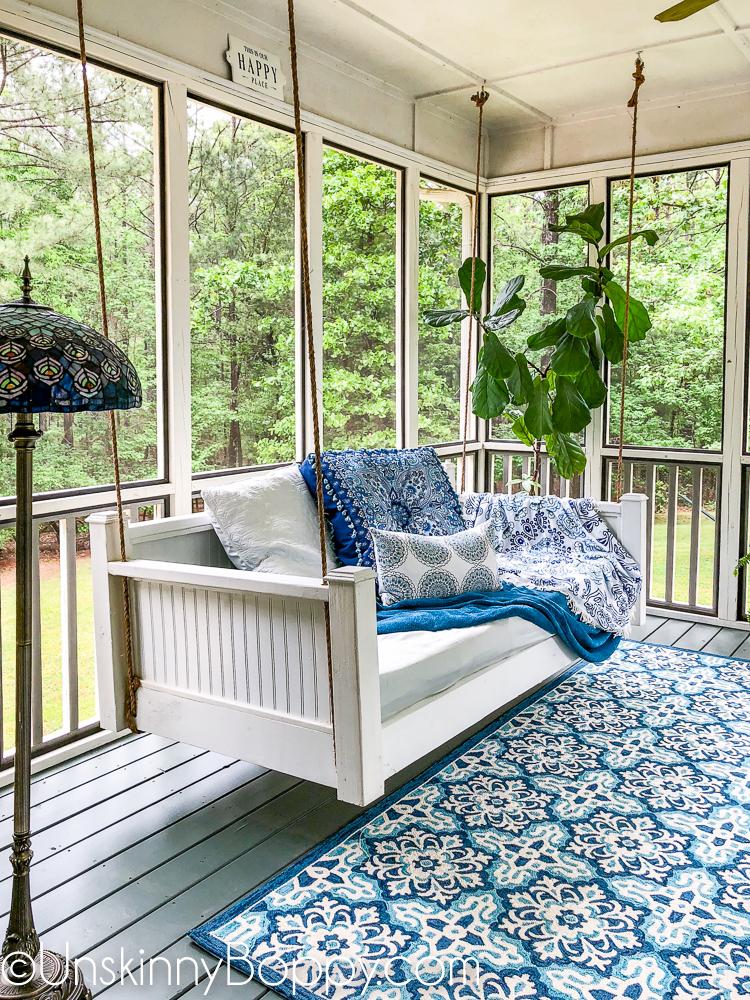 Create a reading nook⁤ on your⁣ screened porch with a comfy ⁢chair⁣ and lamp