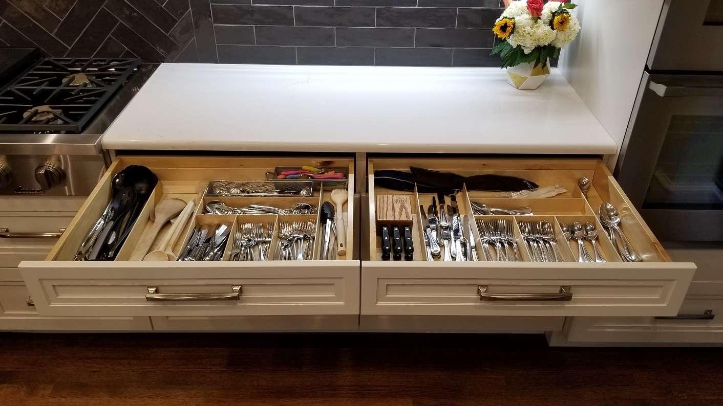 Use ⁤deep ‌drawers for⁤ larger pots and pans ⁢in your‌ galley kitchen