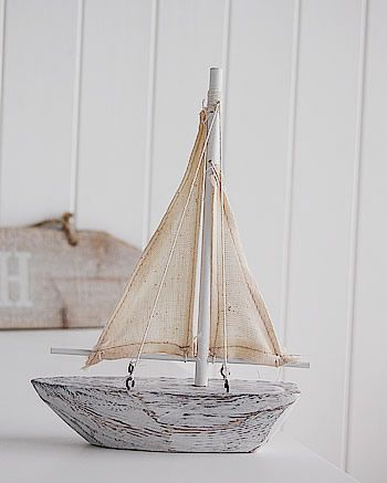 A decorative white wooden sailing boat | Barcos de madera, Velero .