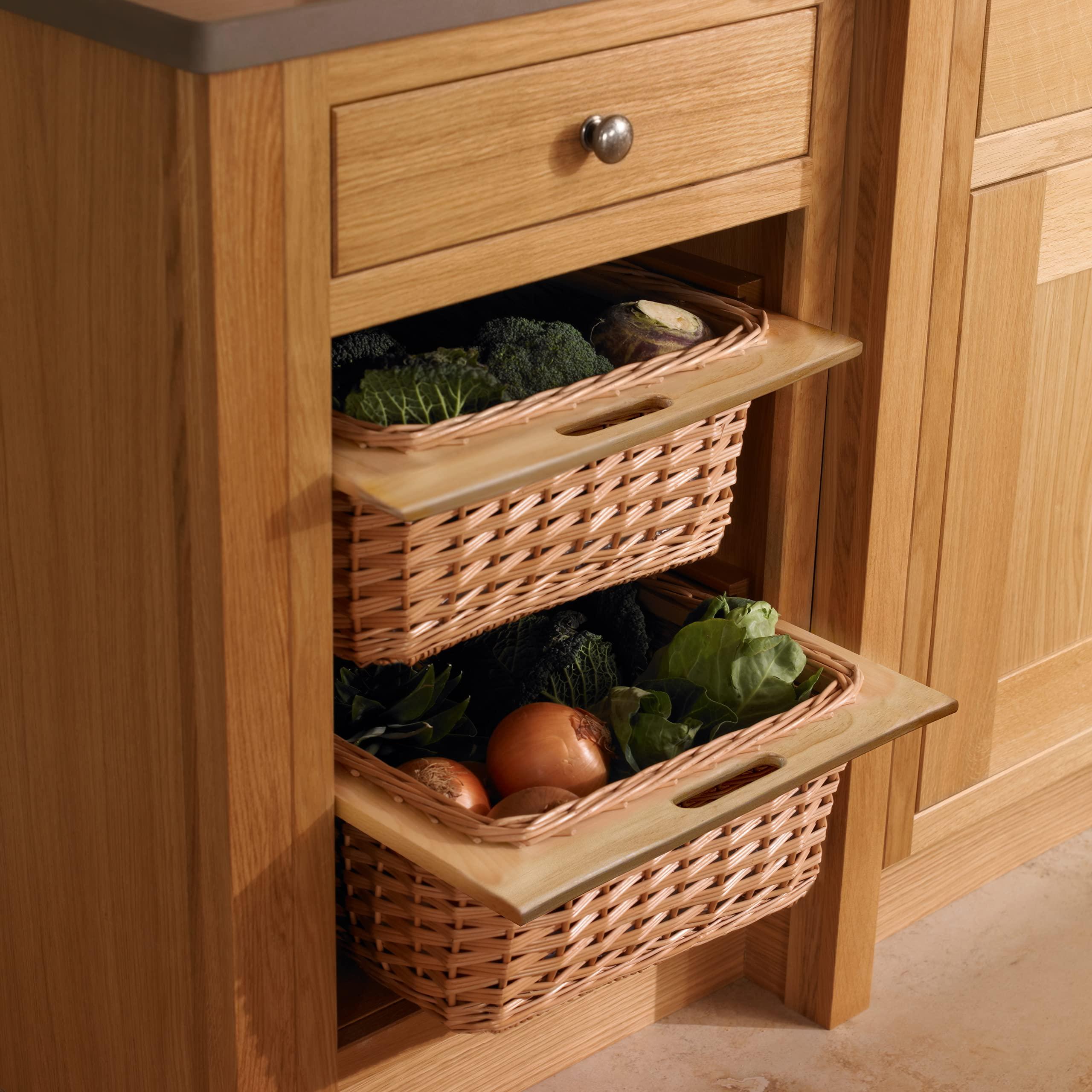 Woven baskets‍ add texture and storage solutions to the farmhouse kitchen