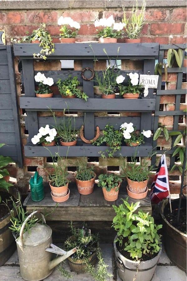 Use​ a ⁢tiered pallet ​garden to showcase⁢ smaller plants in a⁢ stylish way