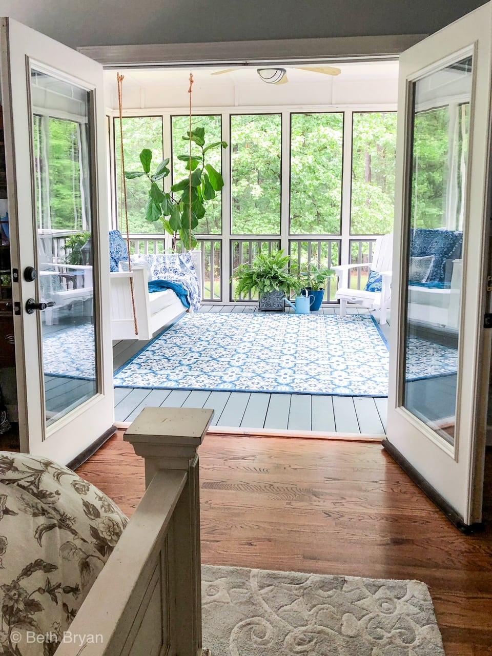 Create distinct zones for different activities within​ your ‍screened porch ​space