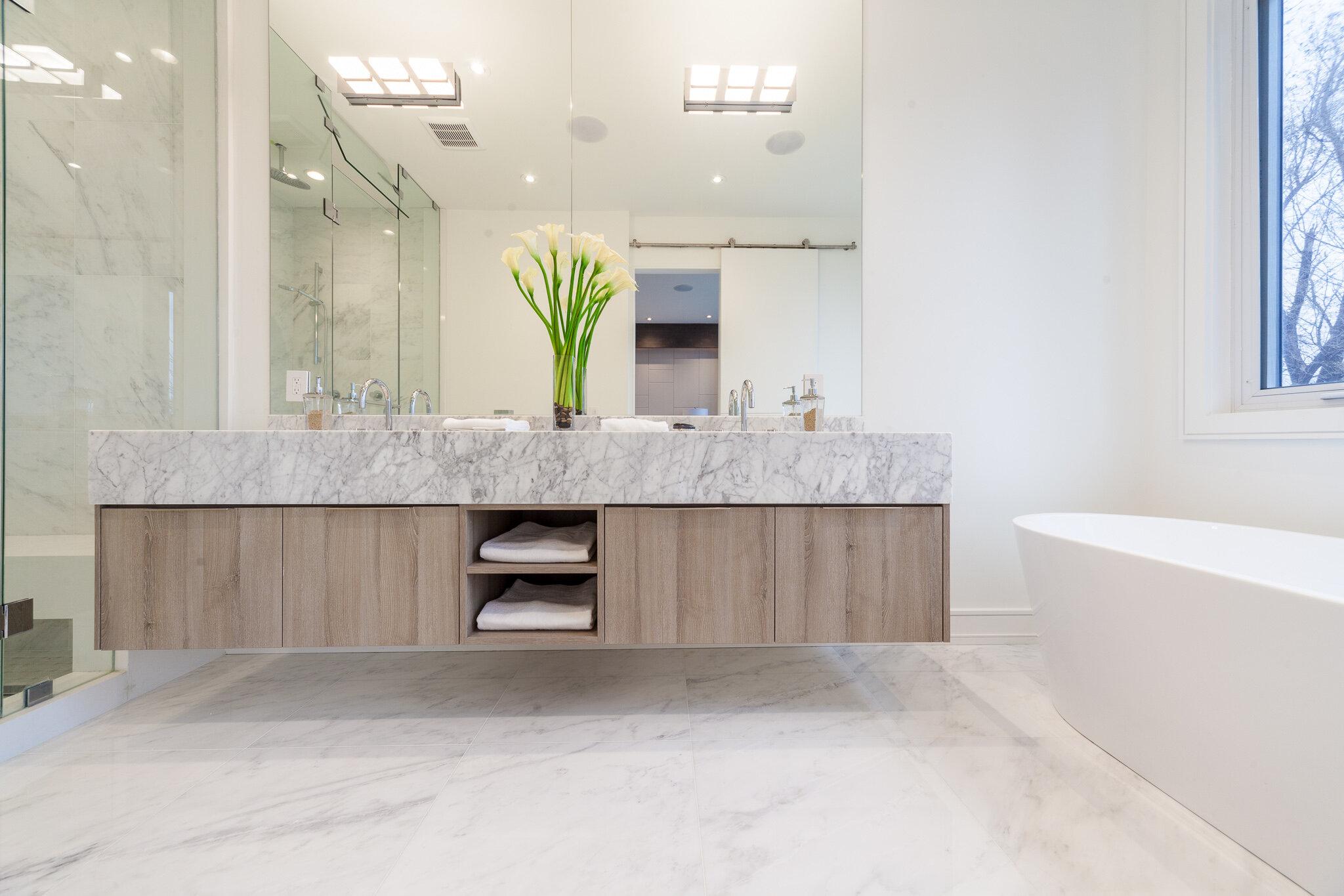 Floating vanities for a sleek,⁢ modern bathroom aesthetic