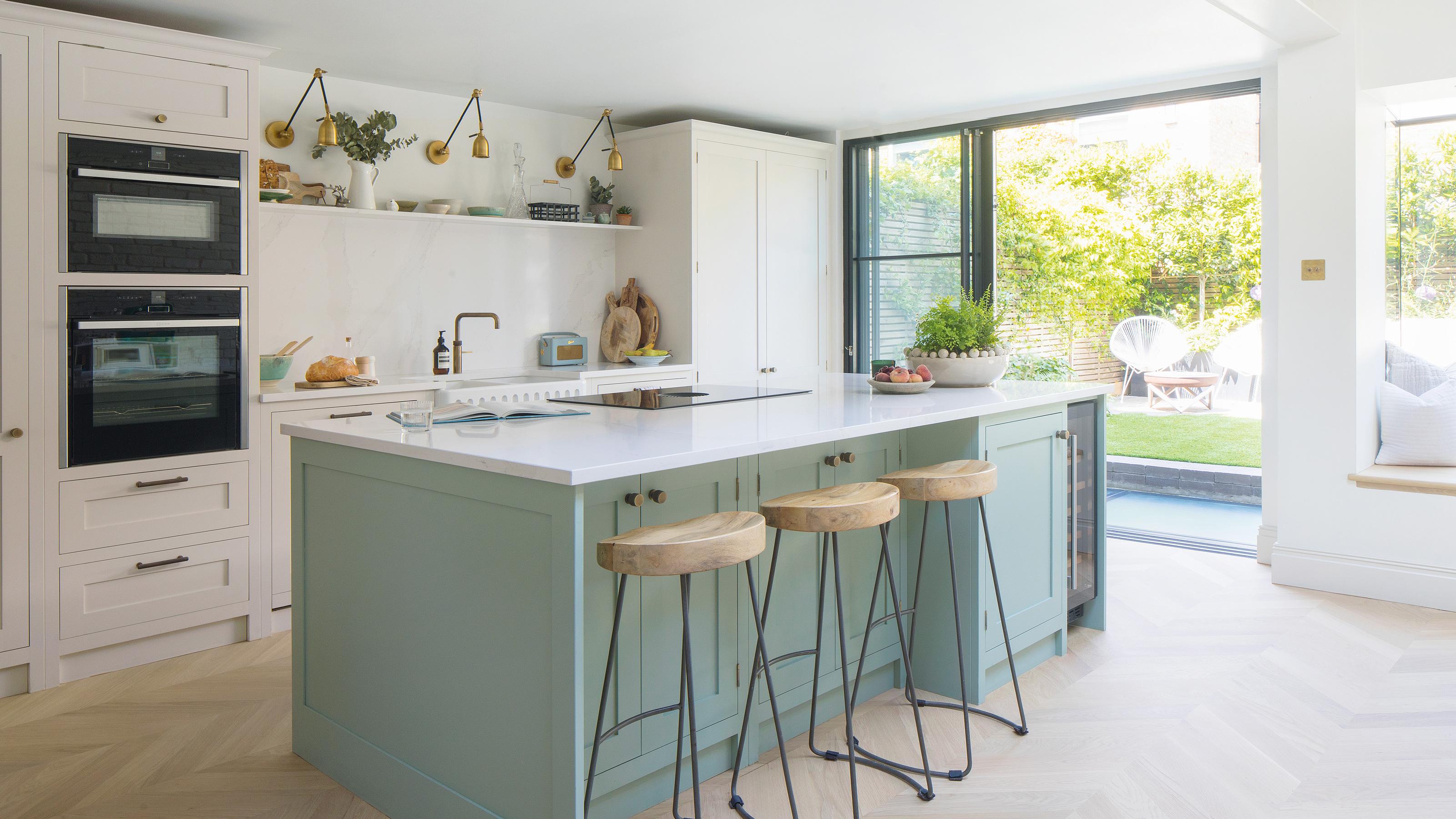 A spacious island provides both​ prep space and casual⁣ eating in your eat-in kitchen